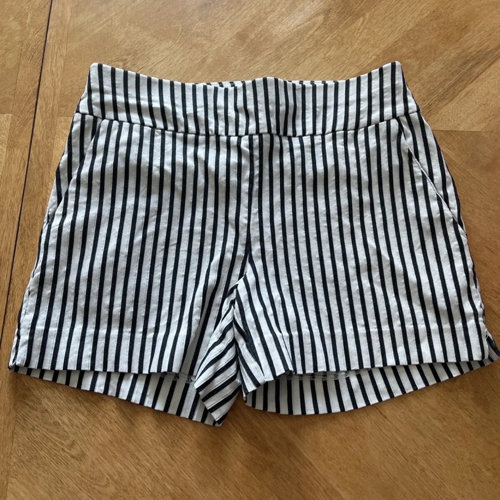 New York & Company Women's Shorts Black And White Stripe Stretch / Sz M